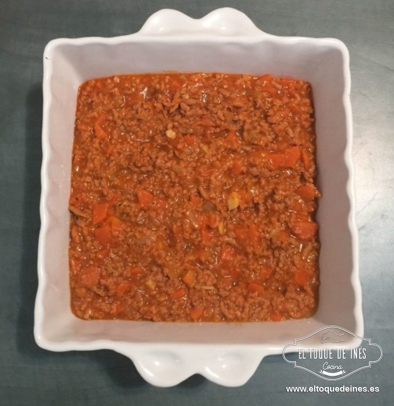 Ponemos en el recipiente que vayamos a usar la carne en el fondo.